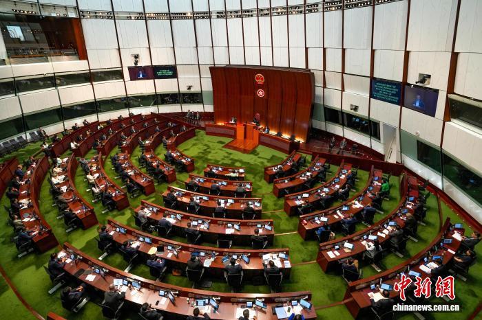 9月16日,香港特区行政长官李家超在特区立法会会议上公布《香港特别行政区经济和社会发展第一个五年规划(2026—2030年)》。(资料图)中新社记者 张祥毅 摄