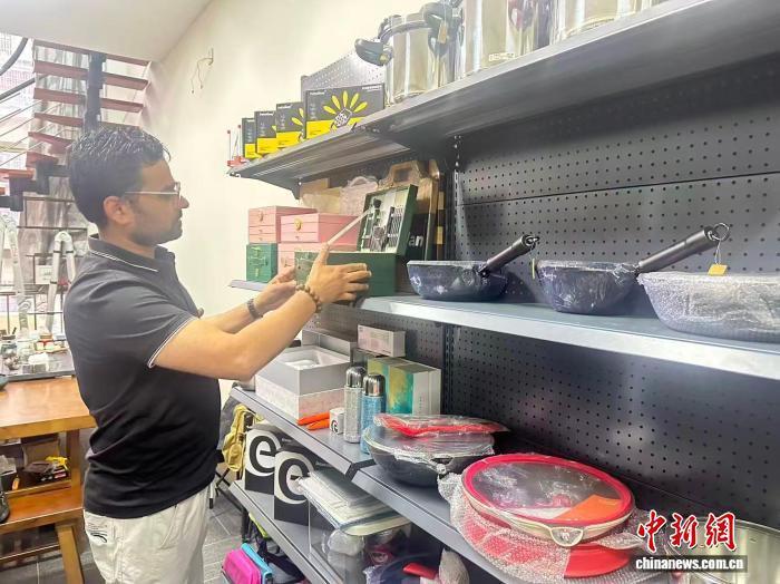阿里卡姆兰在工作室整理货品。蓝伊旎 摄
