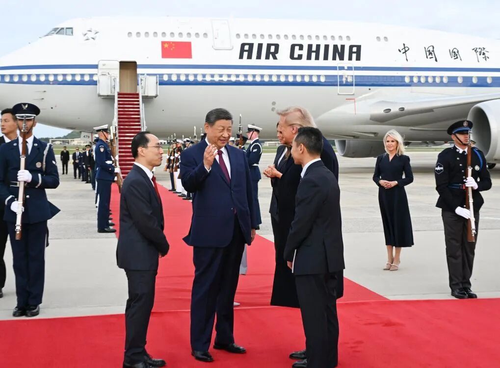 当地时间9月23日下午,国家主席习近平乘专机抵达华盛顿,应美国总统特朗普邀请,对美国进行国事访问。习近平和夫人彭丽媛抵达华盛顿安德鲁斯空军基地时,特朗普和夫人梅拉尼娅热情迎接。图/新华