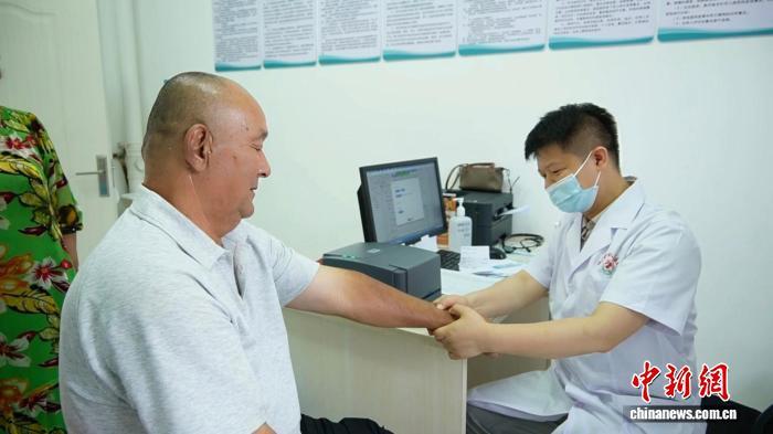 湖南援疆医疗队成员为吐鲁番市居民义诊。吐鲁番市融媒体中心供图