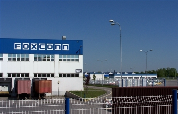 打破美厂垄断!鸿海斩获SpaceX 520亿美元AI服务器机架订单