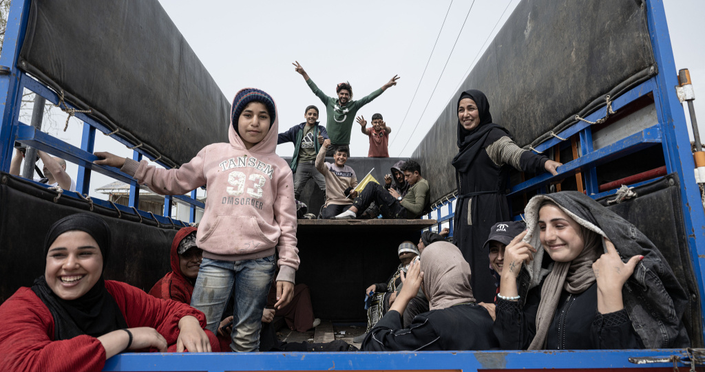 当地时间2026年4月18日，黎巴嫩卡斯米亚，因以色列空袭被迫逃离的数万名黎巴嫩流离失所者开始返回家园。视觉中国 图