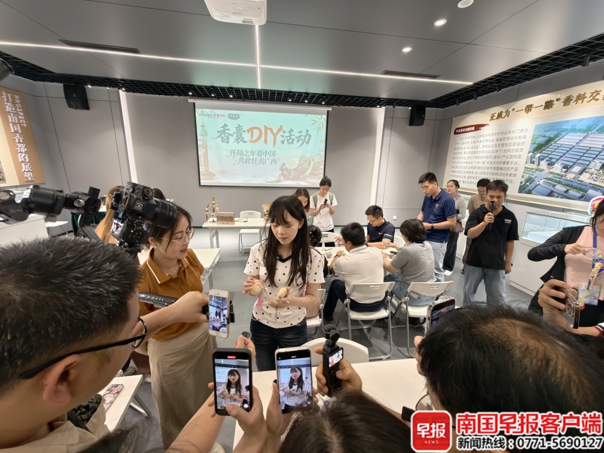 工作人员介绍香囊制作工艺。