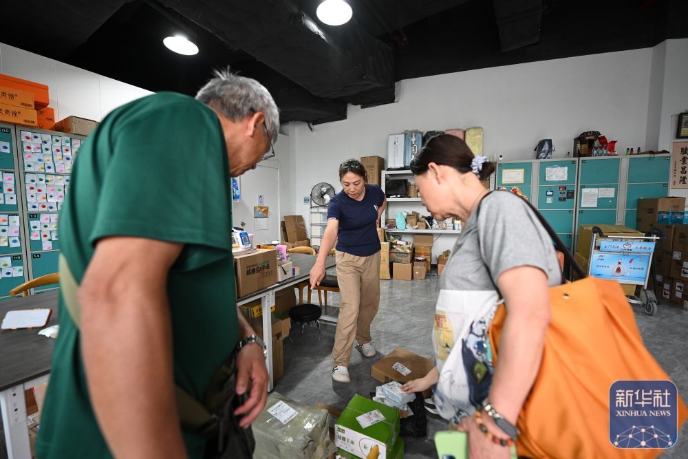 ↑5月8日，廖晓蕙在厦门B7快递驿站清点台胞寄存的物品。