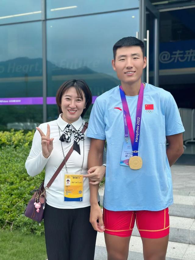 聂毅德(右)与启蒙教练李媛媛(左)。