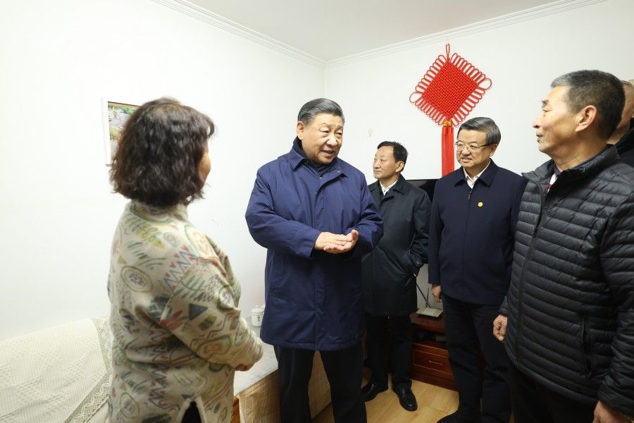 2023年11月10日下午，习近平总书记在河北省保定市涿州市双塔街道永济秀园小区居民董彩英家看望慰问。新华社记者 鞠鹏 摄