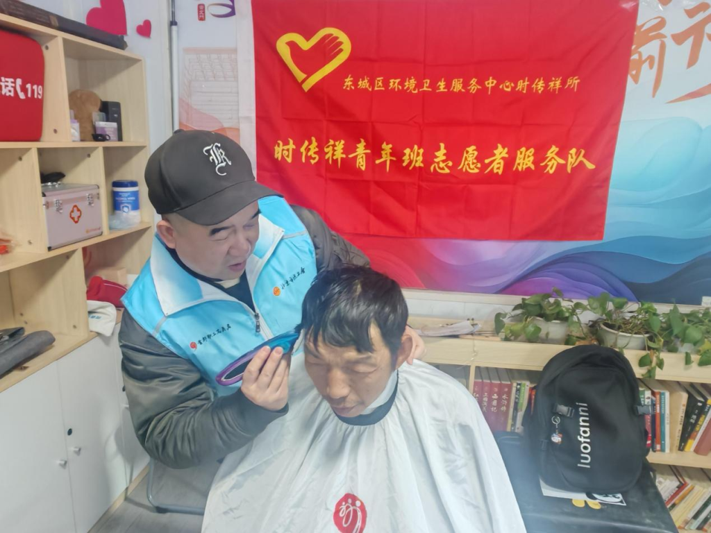 时传祥青年班志愿者服务队在暖心驿站用简单的工具为小哥义务理发。受访者供图