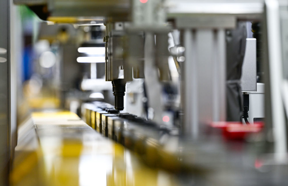 在位于天津市滨海新区中塘镇的天津鹏翎集团股份有限公司,全自动生产设备在生产车间作业(2025年11月5日摄)。我国制造业增加值连续16年稳居世界首位,装备制造国产化率不断提高。