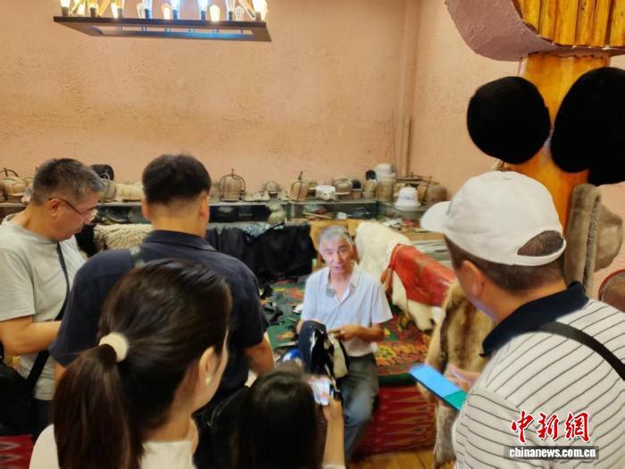 中亚媒体代表采访新疆沙雅县国家级非遗代表性传承人艾麦尔&middot;吐尼亚孜。安冉 摄