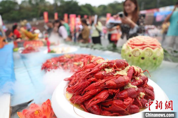 资料图：盱眙小龙虾吸引民众目光。中新社记者 泱波 摄