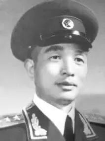 邹毕兆(1915—1999),湖南新邵人,红军“破译三杰”之一,是三人里面最年轻的一位。少时在家乡读私塾。1930年,15岁的邹毕兆参加红军;1931年7月进入红军总部无线电学校学习无线电报务。