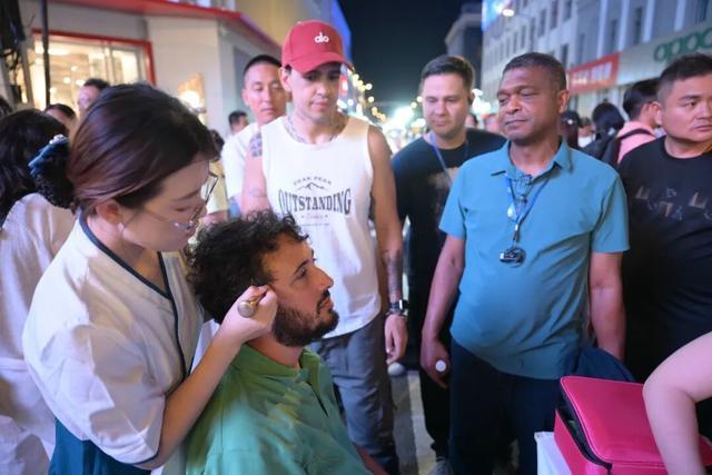 图为拉美国家记者在黑河·爱辉国际大夜市体验中医服务