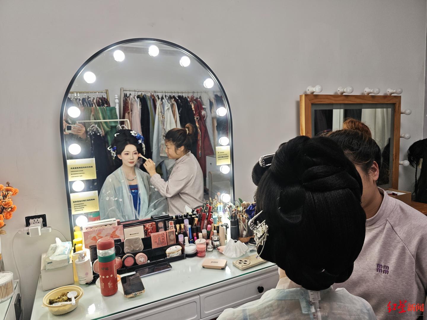▲冯佳晨接受记者采访时正在化妆