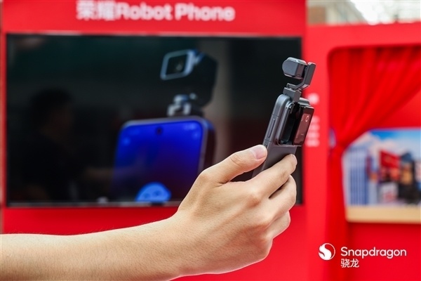 自带4D云台！荣耀Robot Phone核心规格揭晓：6.3英寸+骁龙8E5