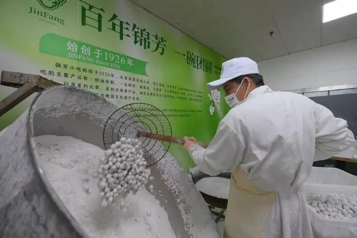 视点|锦芳元宵再现排队盛况,“老字号”新口味焕发消费新活力_搜狐网