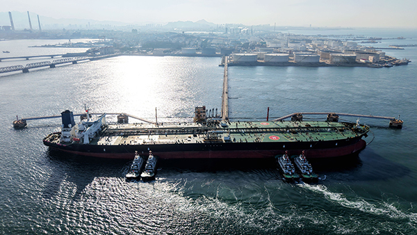 2026年3月19日，山东港口青岛港原油码头，油轮在卸载进口原油。 东方IC