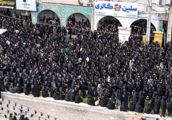 3月3日,伊朗东南部城市米纳布的一所小学遭到导弹袭击,造成168名女学生和教职员工丧生。图为遇难者葬礼