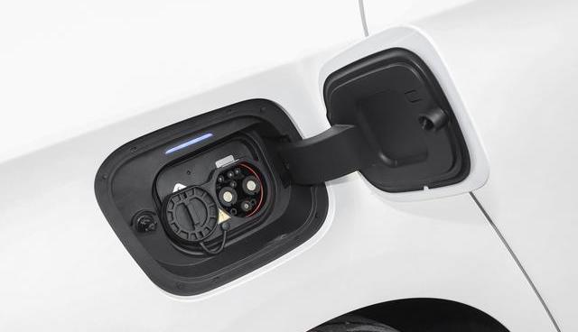 之前我一直开一台紧凑级 SUV，单身的时候用着挺顺手，通勤代步、周末出游都能应付-有驾