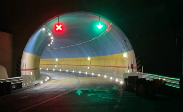 关键时刻能救命!隧道指示灯亮起双红叉 网友:靠边停车切勿进入