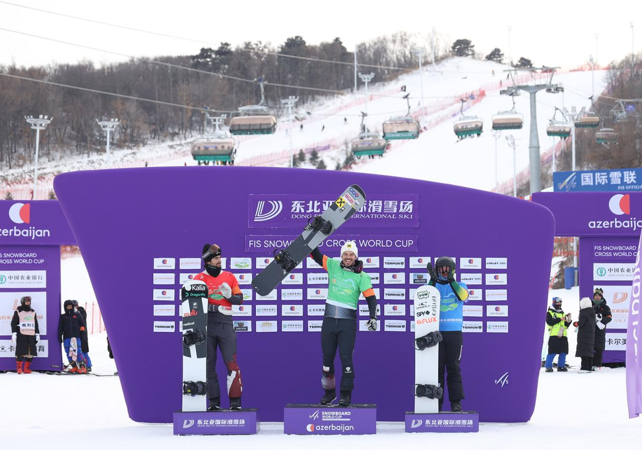 图为在沈阳东北亚国际滑雪场，获奖选手登上领奖台