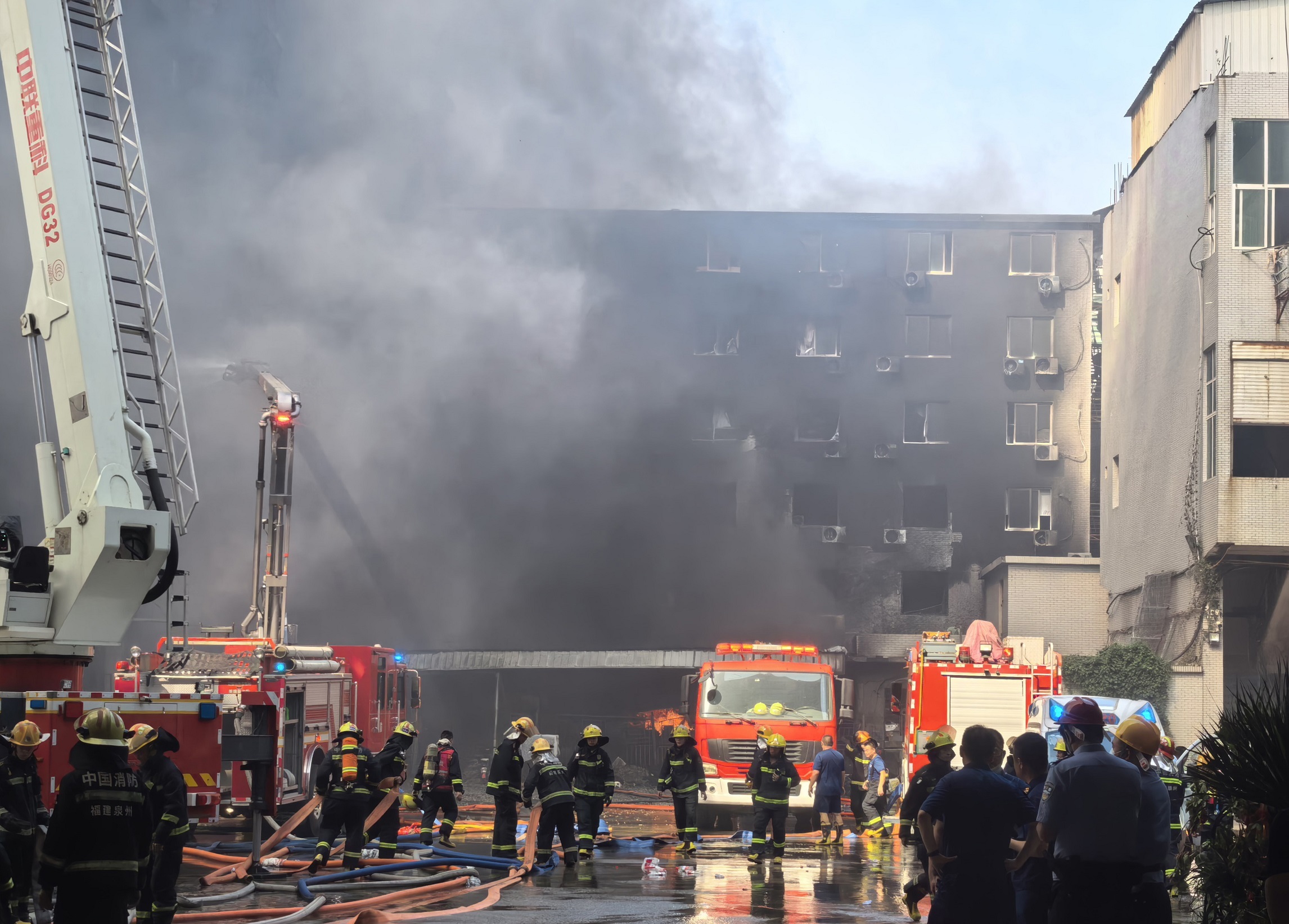 7月9日，消防人员在火灾现场灭火救援。新华社记者 郑良 摄