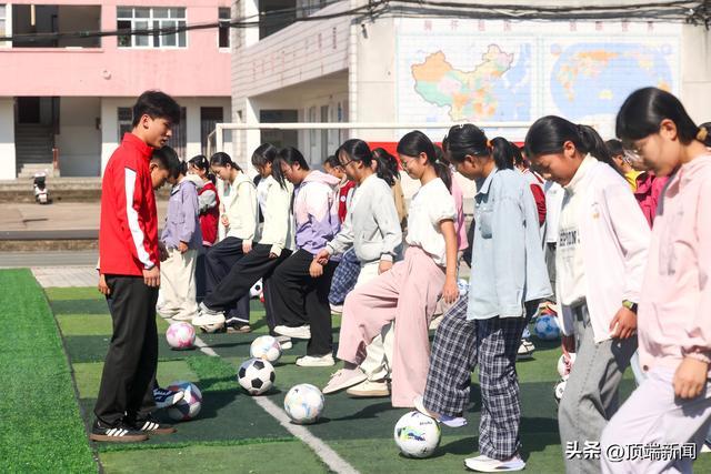 支教老师杨佳轩带领学生们开展足球训练