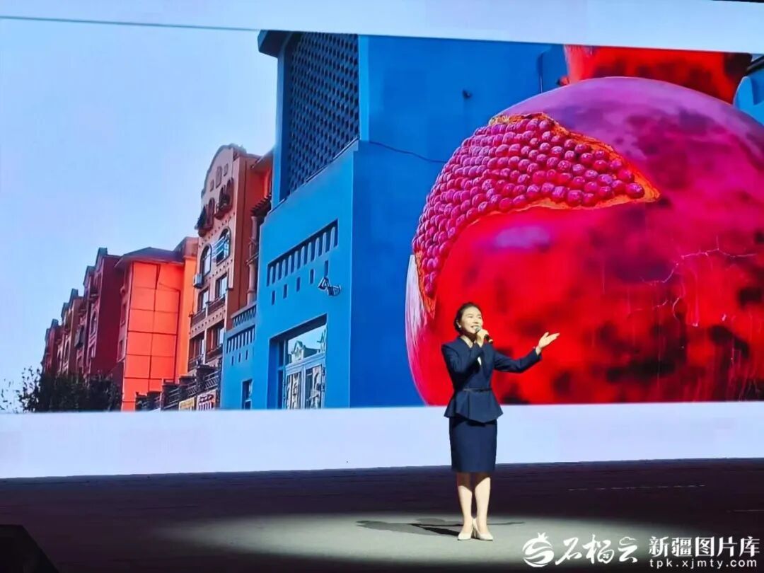 “讲好阿克苏团结事迹 争做凝心聚力石榴籽”主题宣讲比赛在阿克苏地区融媒体中心演播大厅举办。(摄影:张萌)