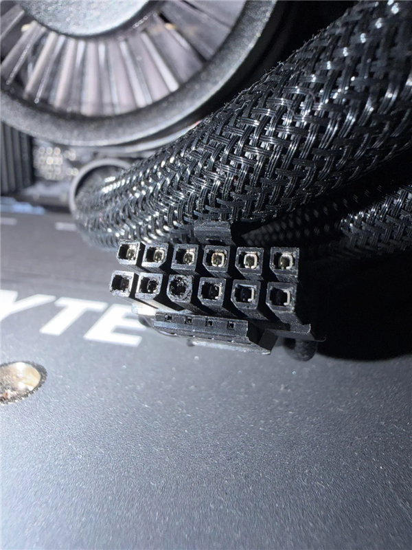 简直是救命灯!RTX 4090靠指示灯预警保命:晚一点显卡就烧了