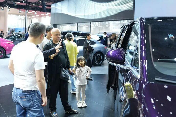 ▲2026年4月30日，观众在2026湖南汽车展览会现场了解展车。图/新华社