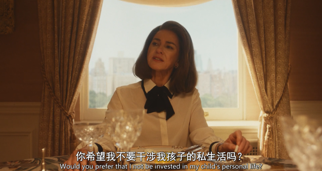 演员娜奥米·沃茨饰演杰奎琳·肯尼迪。(图/《爱情故事:小约翰·肯尼迪与卡罗琳·贝塞特》)