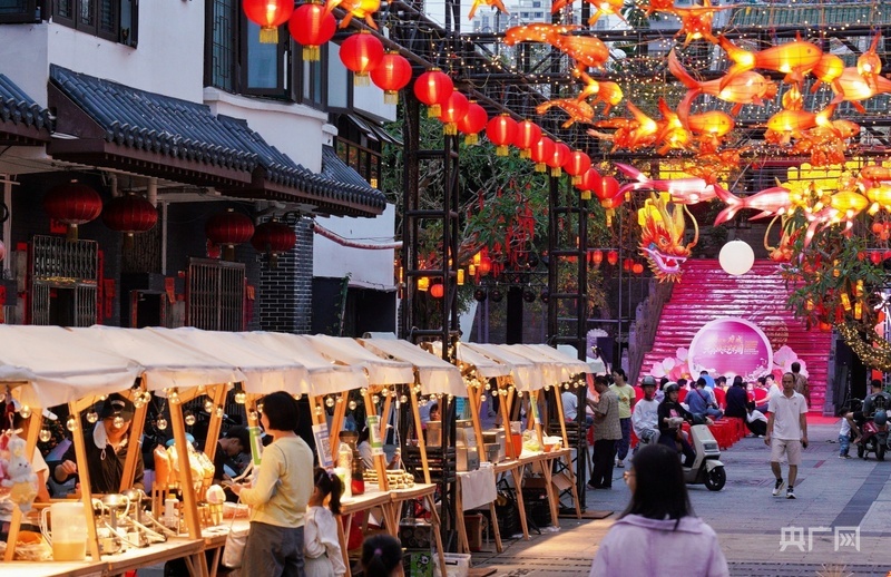 2026年海口府城元宵换花艺术周活动现场张灯结彩（央广网记者 付美斌 摄）