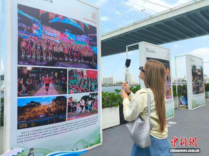 俄罗斯姑娘爱丽拍摄海南黎族文化的相关展览。　中新网记者 张茜翼 摄