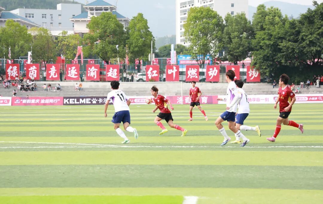 赛场上的夏奇（右二）。.jpg