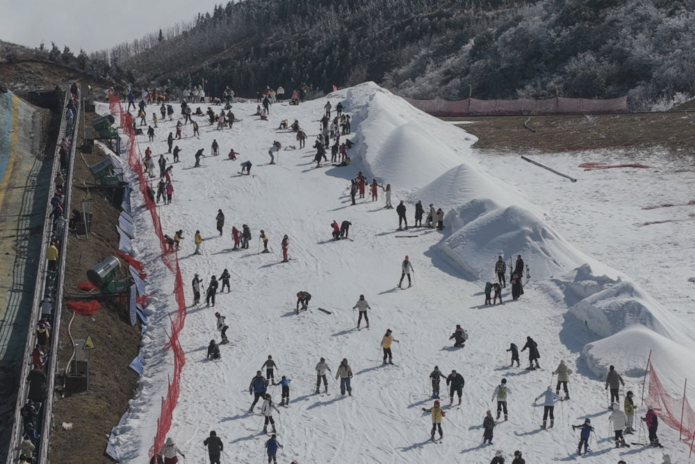 元旦期间,游客在广西桂林市全州县天湖滑雪场滑雪↑