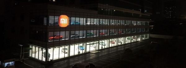 杭州这家小米门店火了：三层楼摆满小米汽车 像巨型模型柜