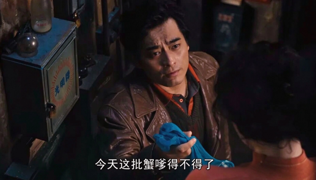 金宇澄在《繁花》里写挑蟹的讲究，“必须是清水，白肚金毛。”搭配苏州吃蟹工具、镇江香醋，“细节热络一点，别怕麻烦。”