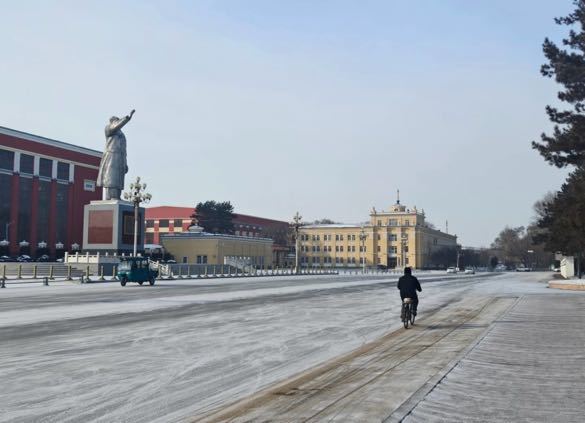 富拉尔基区的领导人雕像。王雅洁/摄。