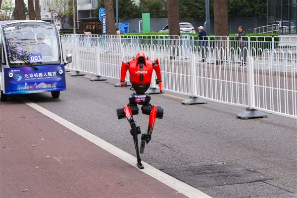 前三一说念非常东说念主类世界记录！东说念主形机器东说念主半马到底在比什么