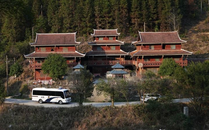 2023年2月20日，广西柳州市融水苗族自治县人民法院融水人民法庭的巡回审判车行驶在融水苗族自治县乡村道路上。新华社发（龙涛 摄）