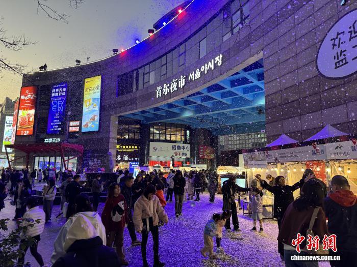 2026年年初，上海首尔夜市将整片中庭变成“冬日客厅”。　(闵行区 供图)
