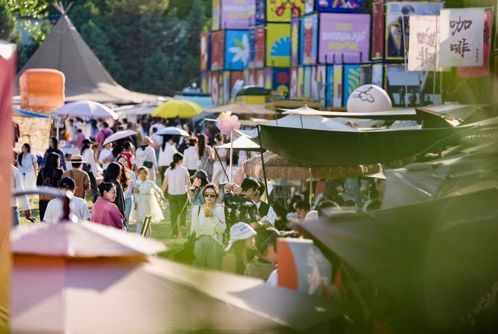 2026年5月4日,在银川市森林公园,游客在2026银川咖啡音乐嘉年华现场休闲。新华社记者 杨植森 摄
