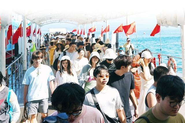 国庆假期,三亚蜈支洲岛旅游区码头游人如织。