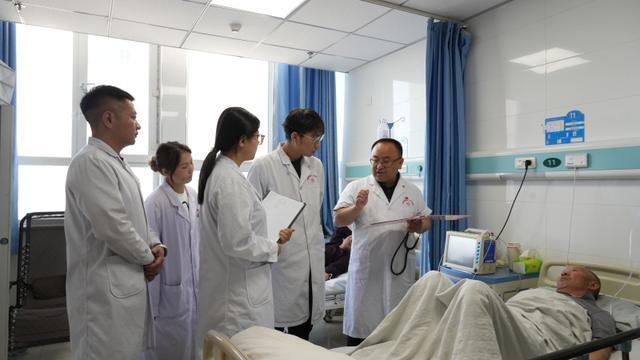 塔城地区人民医院心血管内科主任医师赵春良带领科室人员开展查房。
