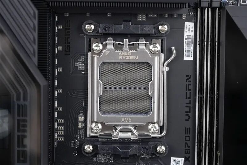 AMD X3D最强优化!七彩虹iGame X870E Vulcan OC V14火神主板评测:专属优化 温度更低性能更强