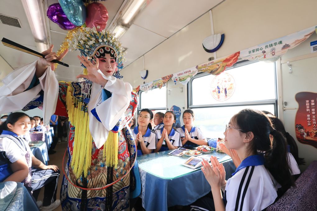 8月9日，Y404次研学旅游专列载着598名来自内蒙古兴安盟的师生从黑龙江齐齐哈尔站启程前往北京。这是中国铁路哈尔滨局集团有限公司今年开行的首趟黑龙江至北京研学旅游专列。新华社发（徐率摄）