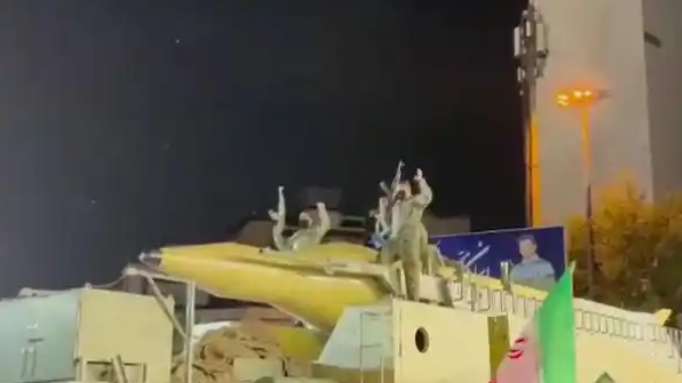 “卡德尔”导弹出现在伊朗首都德黑兰的卡德尔广场上。