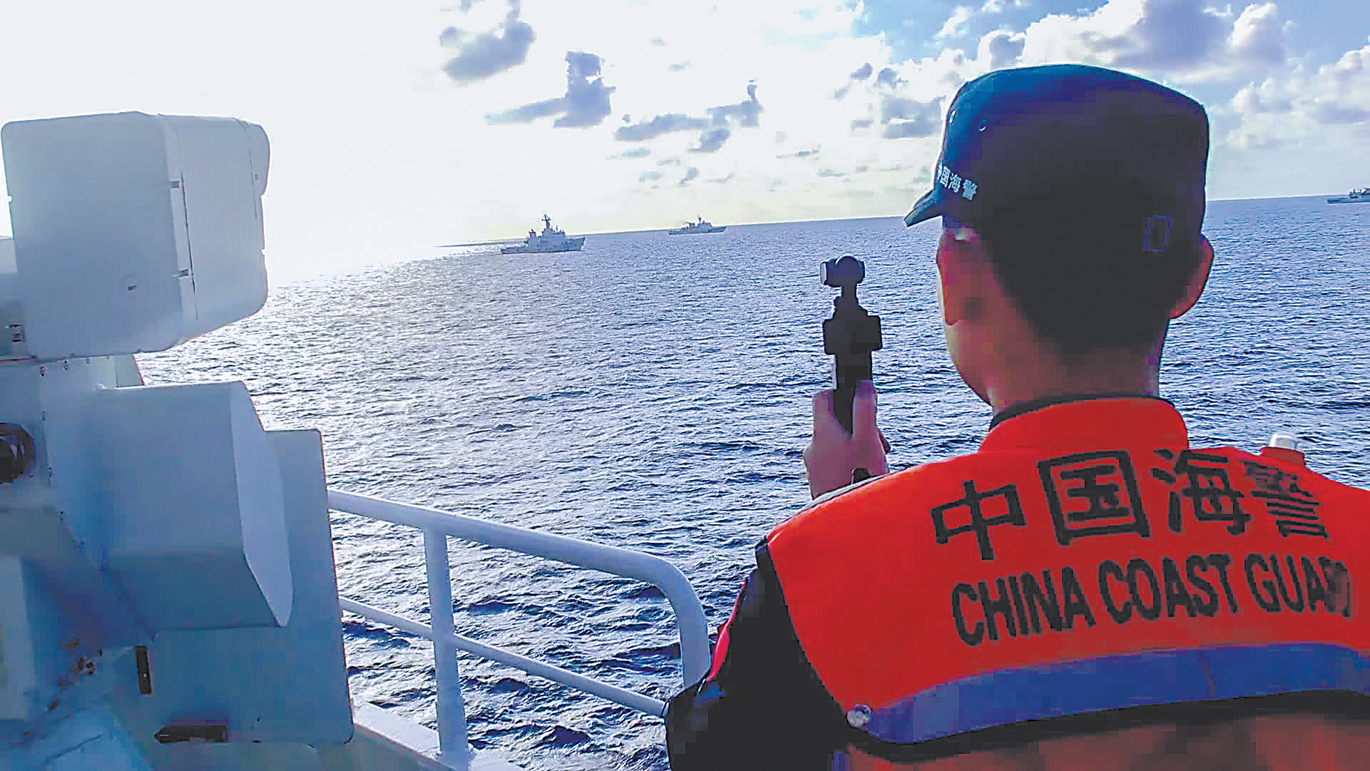 21日,中方出于人道主义考虑,允许菲方转运伤员,中国海警对菲转运全程监管。(中国海警局)