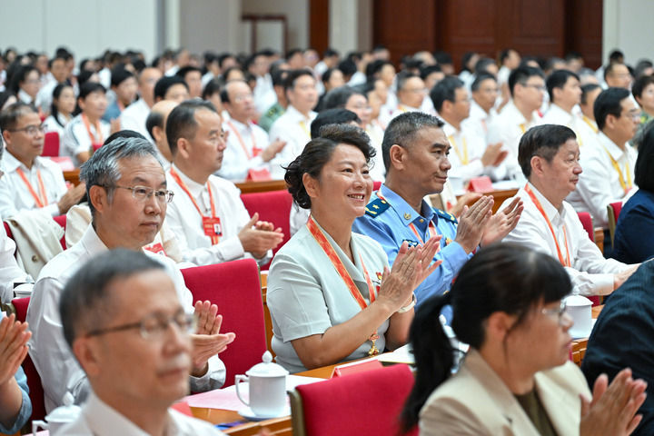 2024年9月8日,庆祝第40个教师节暨全国教育系统先进集体和先进个人表彰活动在北京举行。这是与会者在代表发言后鼓掌。新华社记者 李鑫 摄