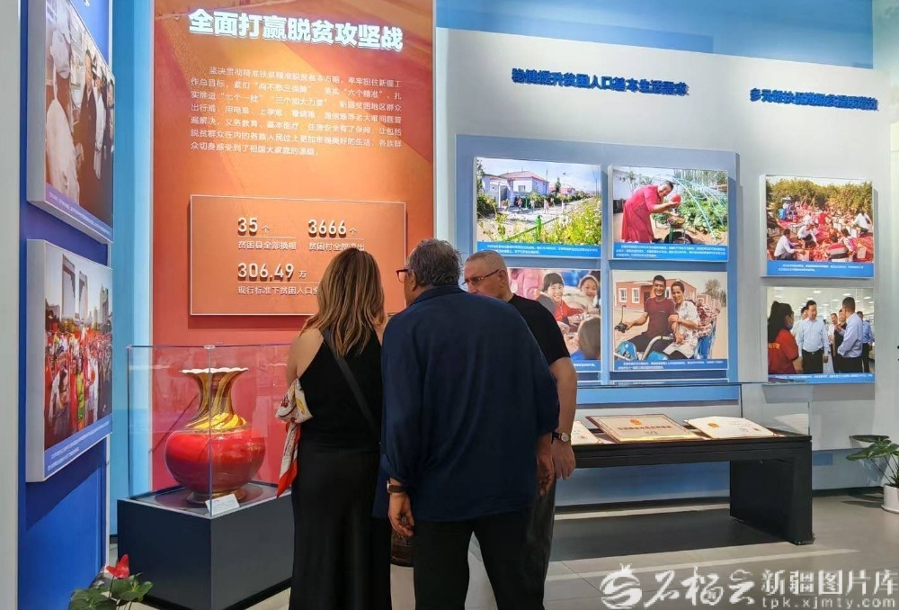 7月12日,代表团成员参观自治区成立70周年主题成就展。天山网-新疆日报记者 王娜摄