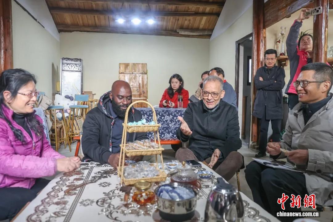 2025年11月17日，穆罕默德&middot;曼苏里(前排右二)跟随“人权行动看中国&middot;2025”江西行活动参访团来到南昌县塔城乡湖陂村乡村振兴示范区，在“新村民”刘红(左一)家中与她面对面交流。刘力鑫 摄